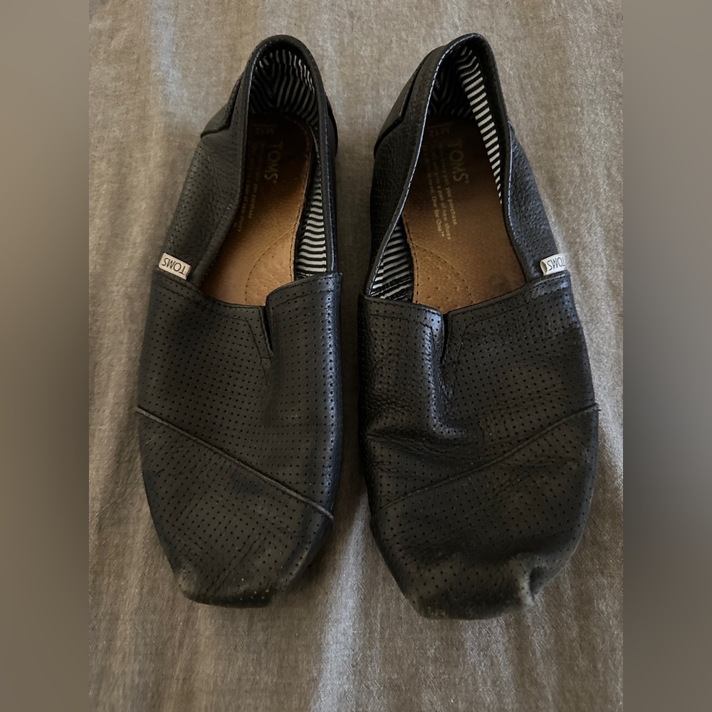 Toms Perforated Leather Shoes Mens 12.0 Black Slip On Classic Drivers